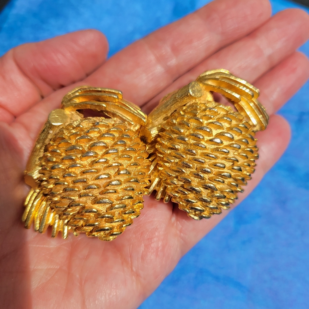 Vintage Mimi Di N Gold-tone Pinecone Belt Clips Buckles Pair ~ 1975 ~ Nice!